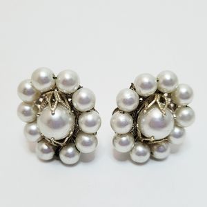 Unmarked Vintage 80s Does 50s Clip On Faux Pearl Earrings